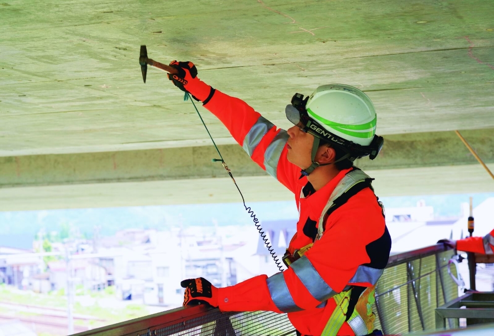 橋梁の打音点検の様子（撮影日：2022年3月）