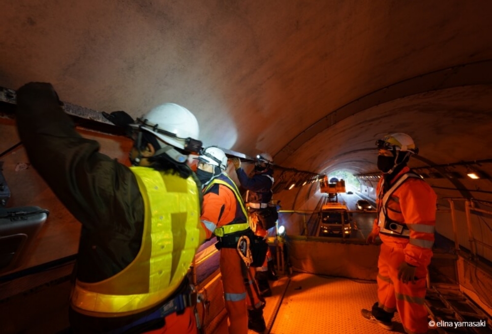 ケーブルラック補修工事の様子（撮影日：2021年10月）